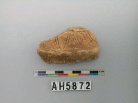 藏品(灰褐色繩紋陶片)的圖片